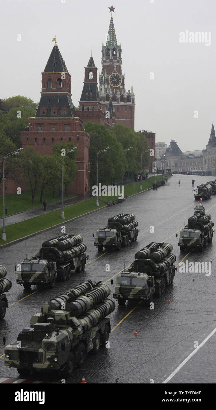 Russische Armee Raketenwerfer lassen Roten Platz bei einer Generalprobe für den 9. Mai Tag des Sieges Parade in Moskau am 7. Mai 2009. Der 9. Mai Tag des Sieges Parade am Samstag wird mit ballistischen Raketen, Panzer und Flugzeuge der 64. Jahrestag der Zweiten Welt Krieg, Sieg über das nationalsozialistische Deutschland zu feiern. (UPI Foto/Anatoli Zhdanov) Stockfoto