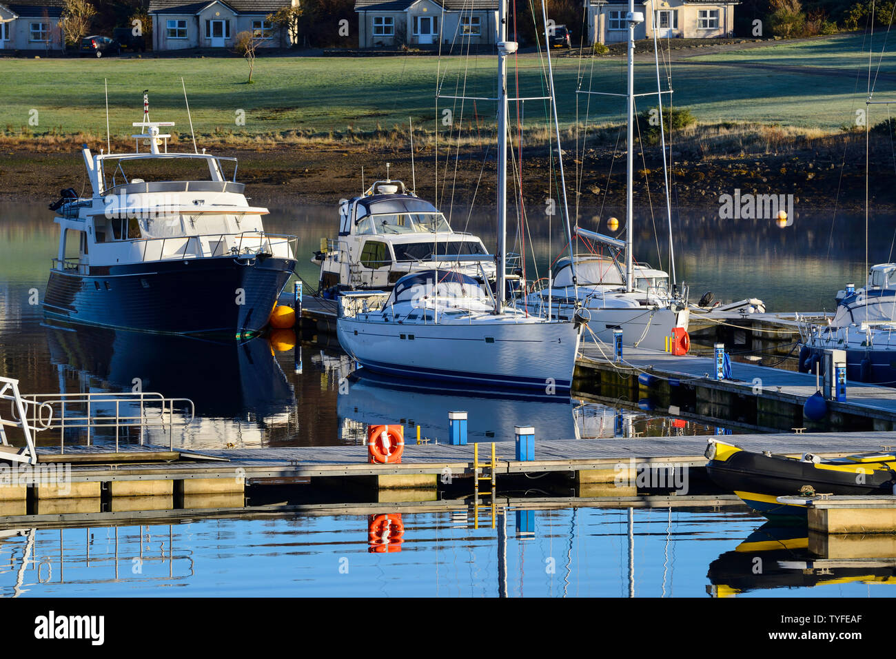 Yachten und Kreuzfahrtschiffe im Hafen an Portavadie Marina am Loch Fyne in Argyll und Bute, Schottland, Großbritannien Stockfoto