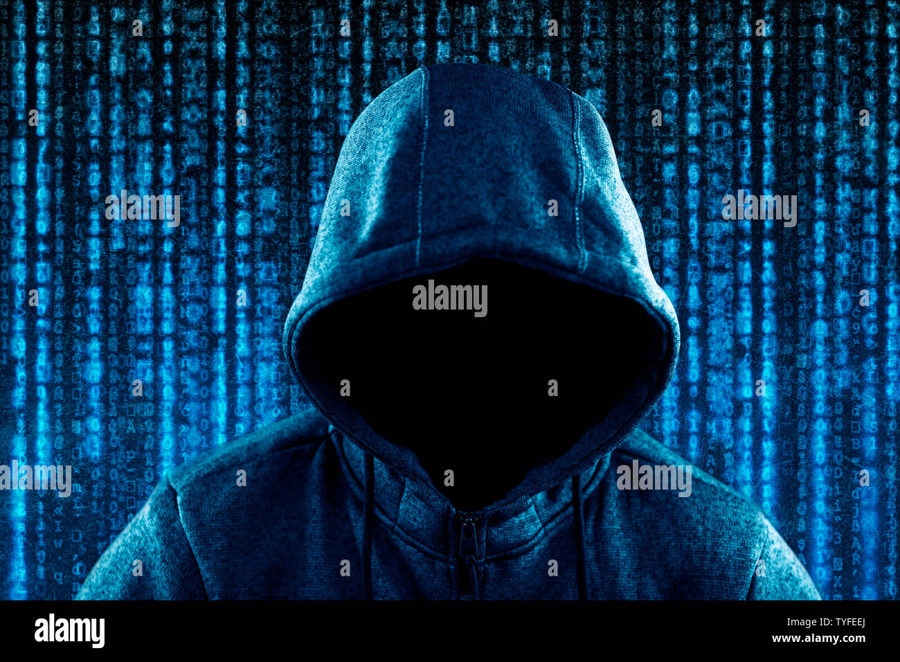 Anonyme hooded Computerhacker Portrait auf Computer code Hintergrund Stockfoto