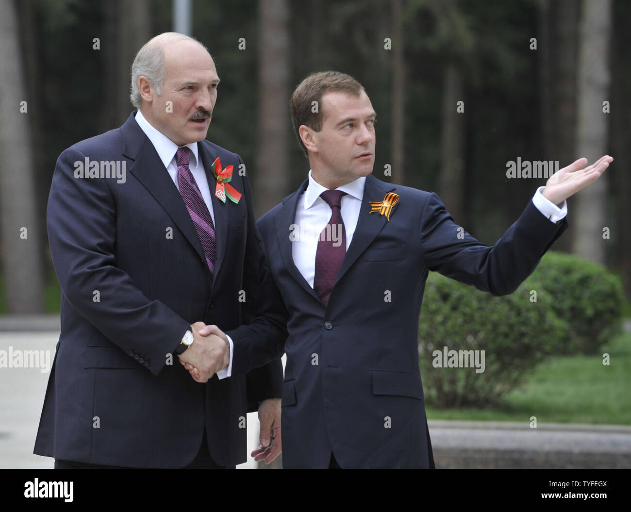 Der russische Präsident Dmitri Medwedew (R) begrüßt seinen weißrussischen Amtskollegen Alexander Lukaschenko vor einem informellen Gipfel der Organisation des Vertrags über kollektive Sicherheit der Mitgliedstaaten an den Gorki Wohnsitz außerhalb von Moskau am 8. Mai 2010. (UPI Foto/Alex Volgin) Stockfoto