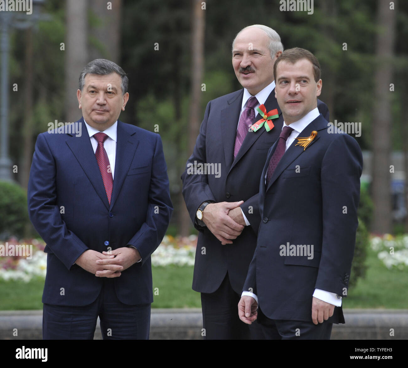 Der russische Präsident Dmitri Medwedew (R) begrüßt seinen weißrussischen Amtskollegen Alexander Lukaschenko (C) und usbekische Premierminister Shavkat Mirziyeyev vor einem informellen Gipfel der Organisation des Vertrags über kollektive Sicherheit der Mitgliedstaaten an den Gorki Wohnsitz außerhalb von Moskau am 8. Mai 2010. (UPI Foto/Alex Volgin) Stockfoto