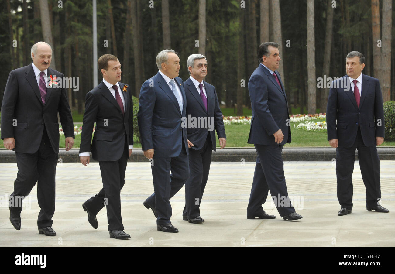 Der russische Präsident Dmitri Medwedew (2. L) Spaziergänge mit den Staatschefs vor einem informellen Gipfel der Organisation des Vertrags über kollektive Sicherheit der Mitgliedstaaten an den Gorki Wohnsitz außerhalb von Moskau am 8. Mai 2010. (UPI Foto/Alex Volgin) Stockfoto