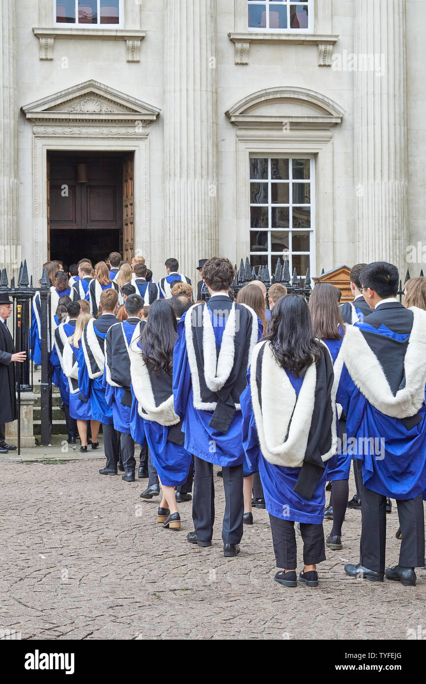 Diplomanden Studenten des Trinity College (Cambridge University, England), in ihren akademischen Gewänder gekleidet, Datei in Senat Haus für ihre abschlussfeier am 26. Juni 2019. Stockfoto