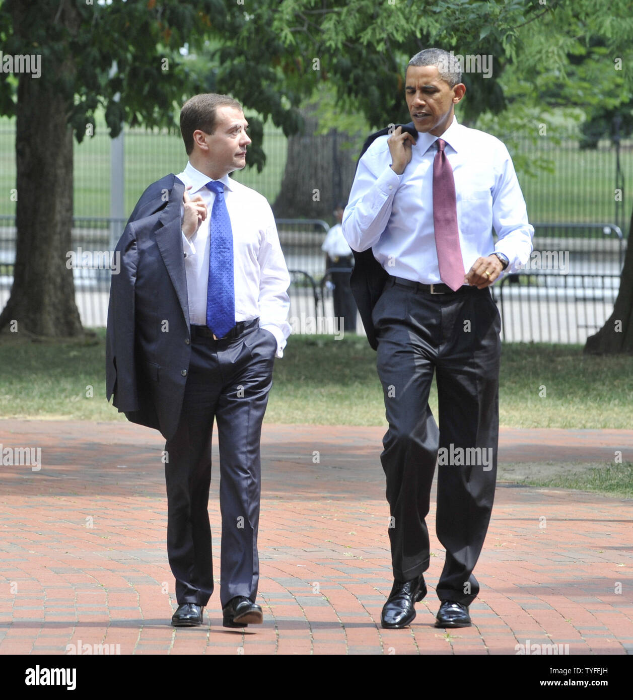 Us-Präsident Barack Obama (R) und der russische Präsident Dmitri Medwedew Spaziergang vom Weißen Haus auf dem Weg in die US-Kammer des Kongresses Handelsfragen nach ihrem Treffen in Washington am 24. Juni 2010 diskutiert. UPI/Alex Volgin Stockfoto