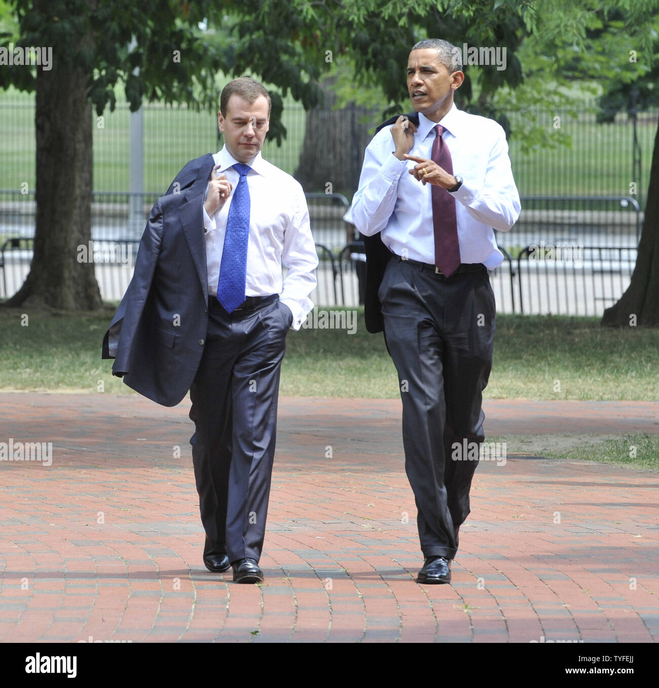 Us-Präsident Barack Obama (R) und der russische Präsident Dmitri Medwedew Spaziergang vom Weißen Haus auf dem Weg in die US-Kammer des Kongresses Handelsfragen nach ihrem Treffen in Washington am 24. Juni 2010 diskutiert. UPI/Alex Volgin Stockfoto