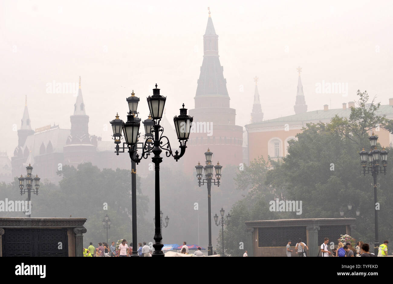 Der Moskauer Kreml ist durch eine schwere Smog am 4. August 2010 gesehen. Das russische Kapital wurde in den dichten Rauch nach mehreren Tagen des nahe gelegenen Wald und Torffeuer. UPI/Alex Volgin Stockfoto