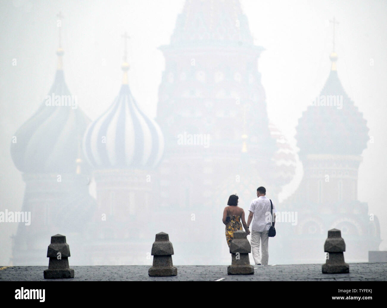 Basilius-kathedrale ist durch eine schwere Smog auf dem Roten Platz in Moskau am 4. August 2010 gesehen. Das russische Kapital wurde in den dichten Rauch nach mehreren Tagen des nahe gelegenen Wald und Torffeuer. UPI/Alex Volgin Stockfoto