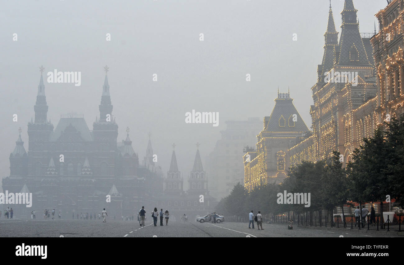 Der Rote Platz ist durch eine schwere Smog in Moskau am 4. August 2010 gesehen. Das russische Kapital wurde in den dichten Rauch nach mehreren Tagen des nahe gelegenen Wald und Torffeuer. UPI/Alex Volgin Stockfoto