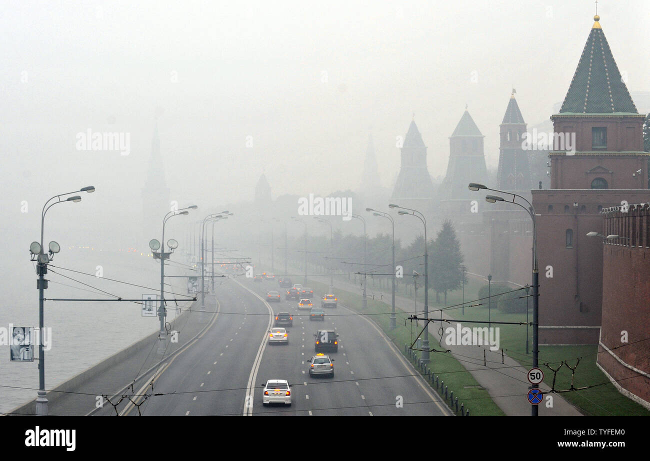 Der Moskauer Kreml ist durch eine schwere Smog am 4. August 2010 gesehen. Das russische Kapital wurde in den dichten Rauch nach mehreren Tagen des nahe gelegenen Wald und Torffeuer. UPI/Alex Volgin Stockfoto