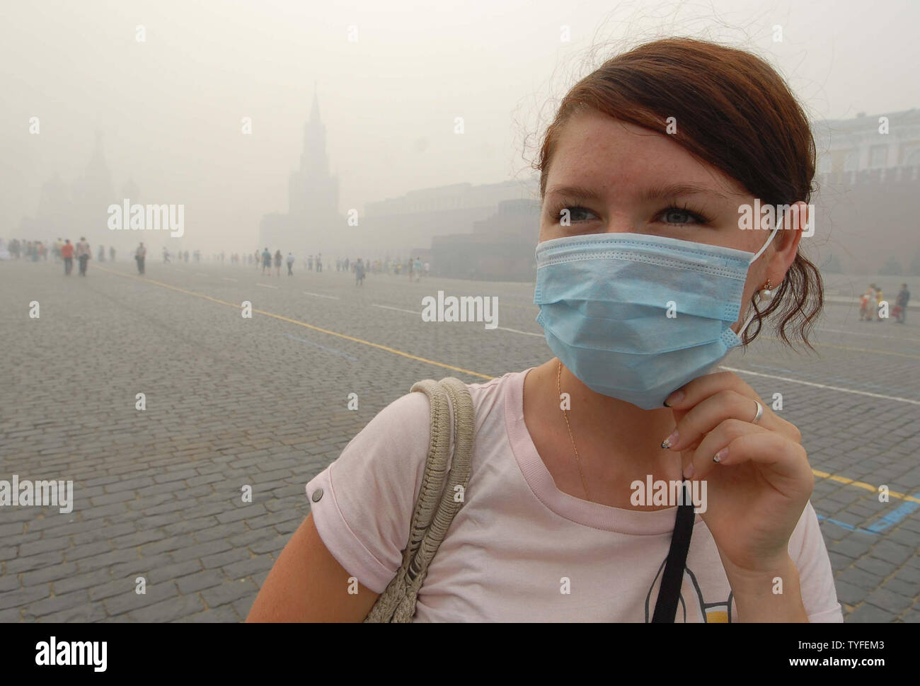 Eine Frau, die durch das Tragen von schützender Maske Spaziergänge auf dem Roten Platz durch eine schwere Smog in Moskau am 6. August 2010. Die russische Hauptstadt war in den Datensatz dicker Rauch verursacht durch Temperaturen bis 100 F (38 C) und mehrere Tage in der Nähe von Wald und Torffeuer. UPI/Alex Volgin Stockfoto