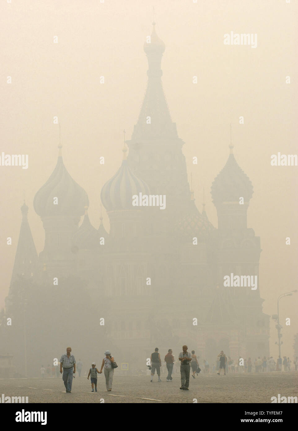 Basilius-kathedrale ist durch eine schwere Smog auf dem Roten Platz in Moskau am 6. August 2010 gesehen. Die russische Hauptstadt war in den Datensatz dicker Rauch verursacht durch Temperaturen bis 100 F (38 C) und mehrere Tage in der Nähe von Wald und Torffeuer. UPI/Alex Volgin Stockfoto