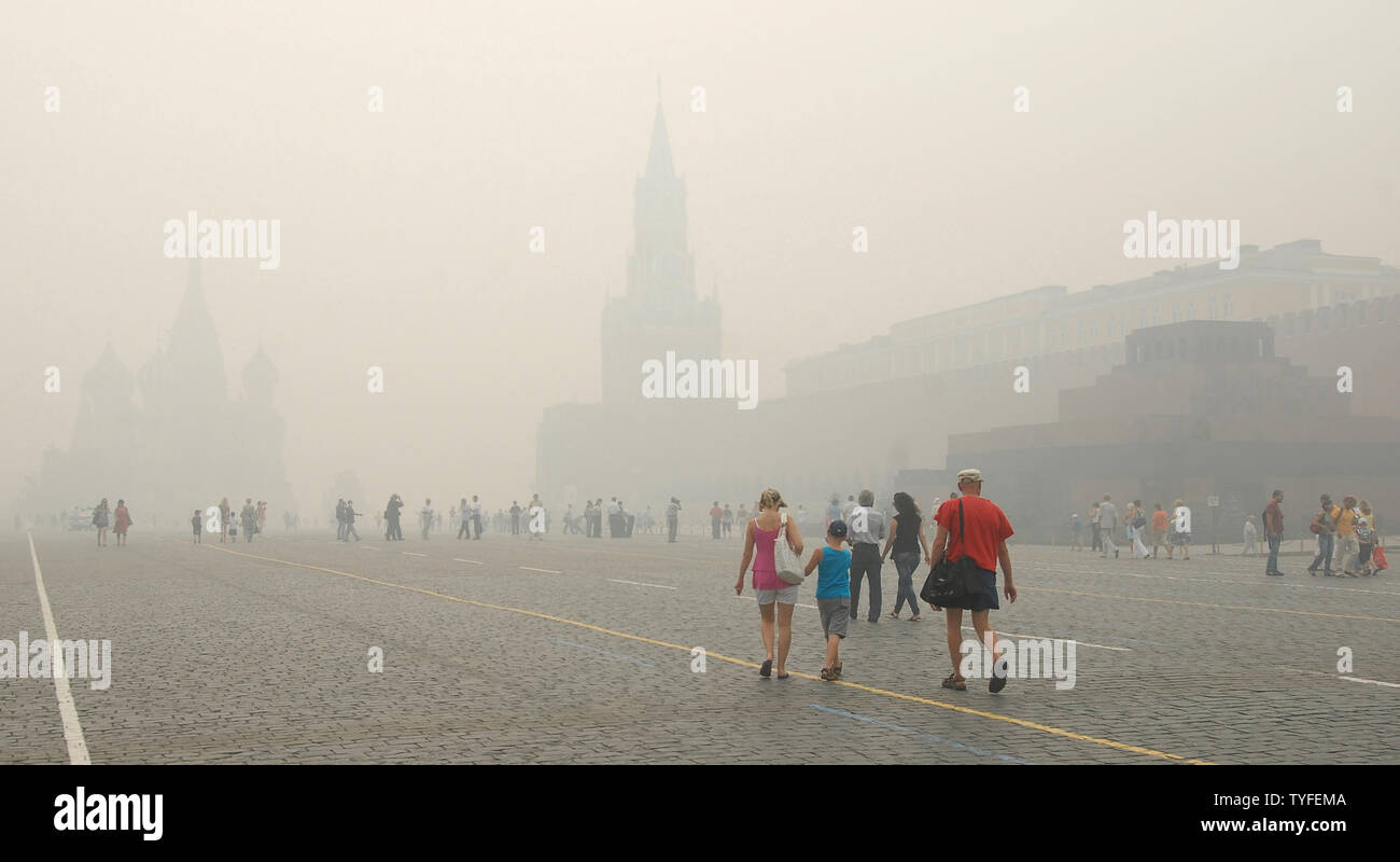 Menschen gehen auf dem Roten Platz in Moskau durch eine schwere Smog am 6. August 2010. Die russische Hauptstadt war in den Datensatz dicker Rauch verursacht durch Temperaturen bis 100 F (38 C) und mehrere Tage in der Nähe von Wald und Torffeuer. UPI/Alex Volgin Stockfoto