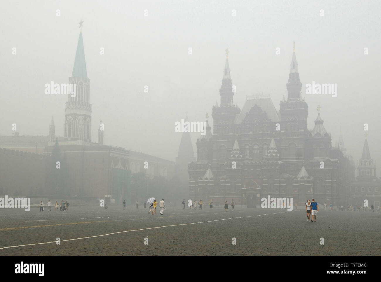 Der Moskauer Kreml und der Zentralen historischen Museum auf dem Roten Platz sind durch eine schwere Smog am 6. August 2010 gesehen. Die russische Hauptstadt war in den Datensatz dicker Rauch verursacht durch Temperaturen bis 100 F (38 C) und mehrere Tage in der Nähe von Wald und Torffeuer. UPI/Alex Volgin Stockfoto