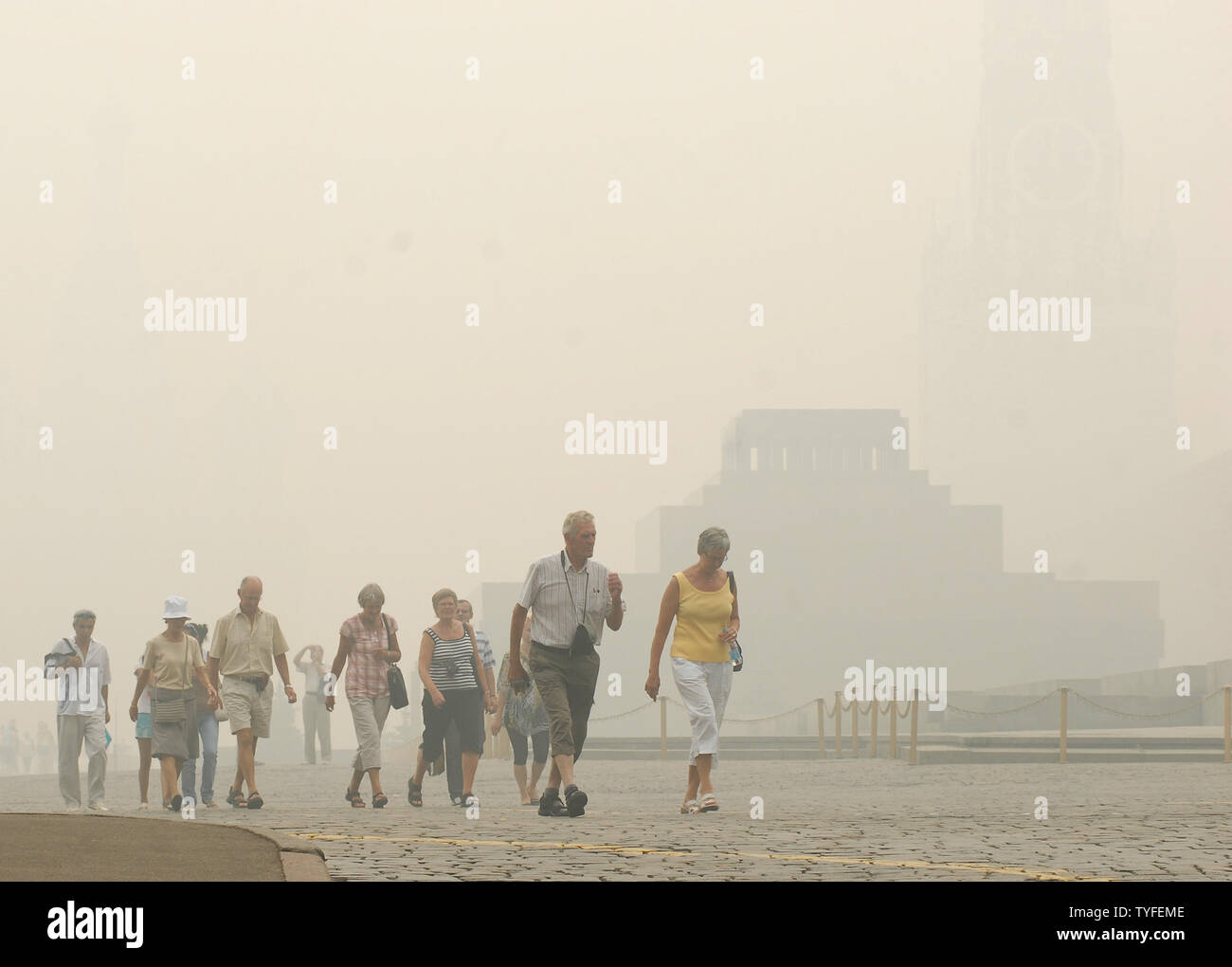 Menschen gehen vorbei an einem Mausoleum von Wladimir Lenin auf dem Roten Platz durch eine schwere Smog in Moskau am 6. August 2010. Die russische Hauptstadt war in den Datensatz dicker Rauch verursacht durch Temperaturen bis 100 F (38 C) und mehrere Tage in der Nähe von Wald und Torffeuer. UPI/Alex Volgin Stockfoto