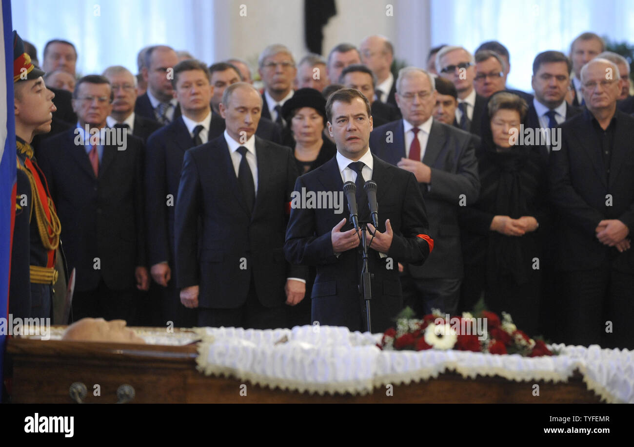 Der russische Präsident Dmitri Medwedew spricht während einer Trauerfeier für den früheren Ministerpräsidenten Viktor Tschernomyrdin in Moskau am 5. November 2010. UPI Foto/Stringer Stockfoto