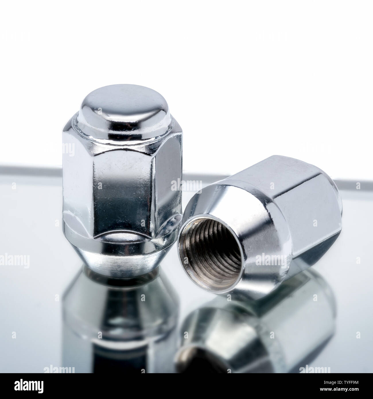 Radmuttern auf weißem Hintergrund Farbverlauf, close-up. Stockfoto