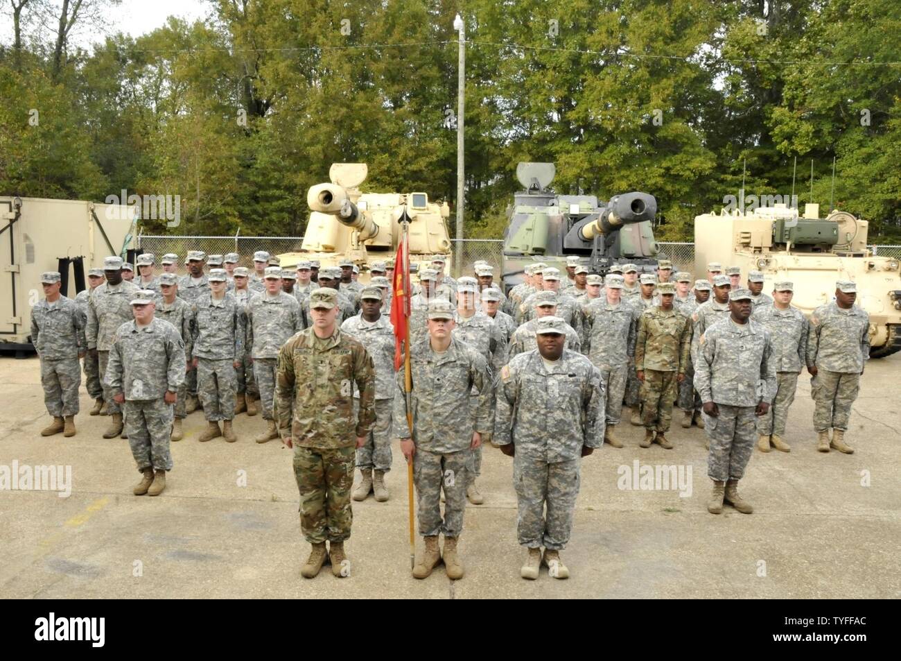 Die Soldaten der Batterie EIN, 2d-Bataillon, 114 Field Artillery Regiment, Mississippi Army National Guard stehen für eine Einheit Foto in Ihrem Haus station in Columbus, Fräulein an November 6, 2016. (Mississippi National Guard Stockfoto