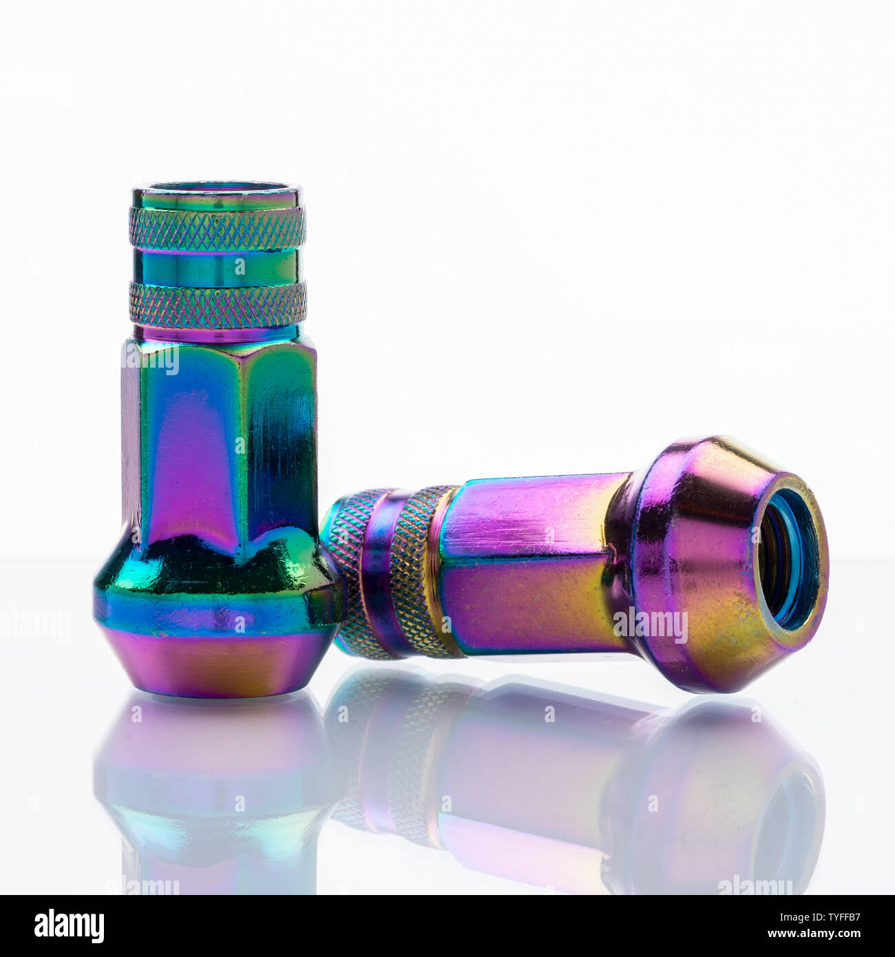 Radmuttern auf weißem Hintergrund Farbverlauf, bunte, Chamäleon, close-up. Stockfoto