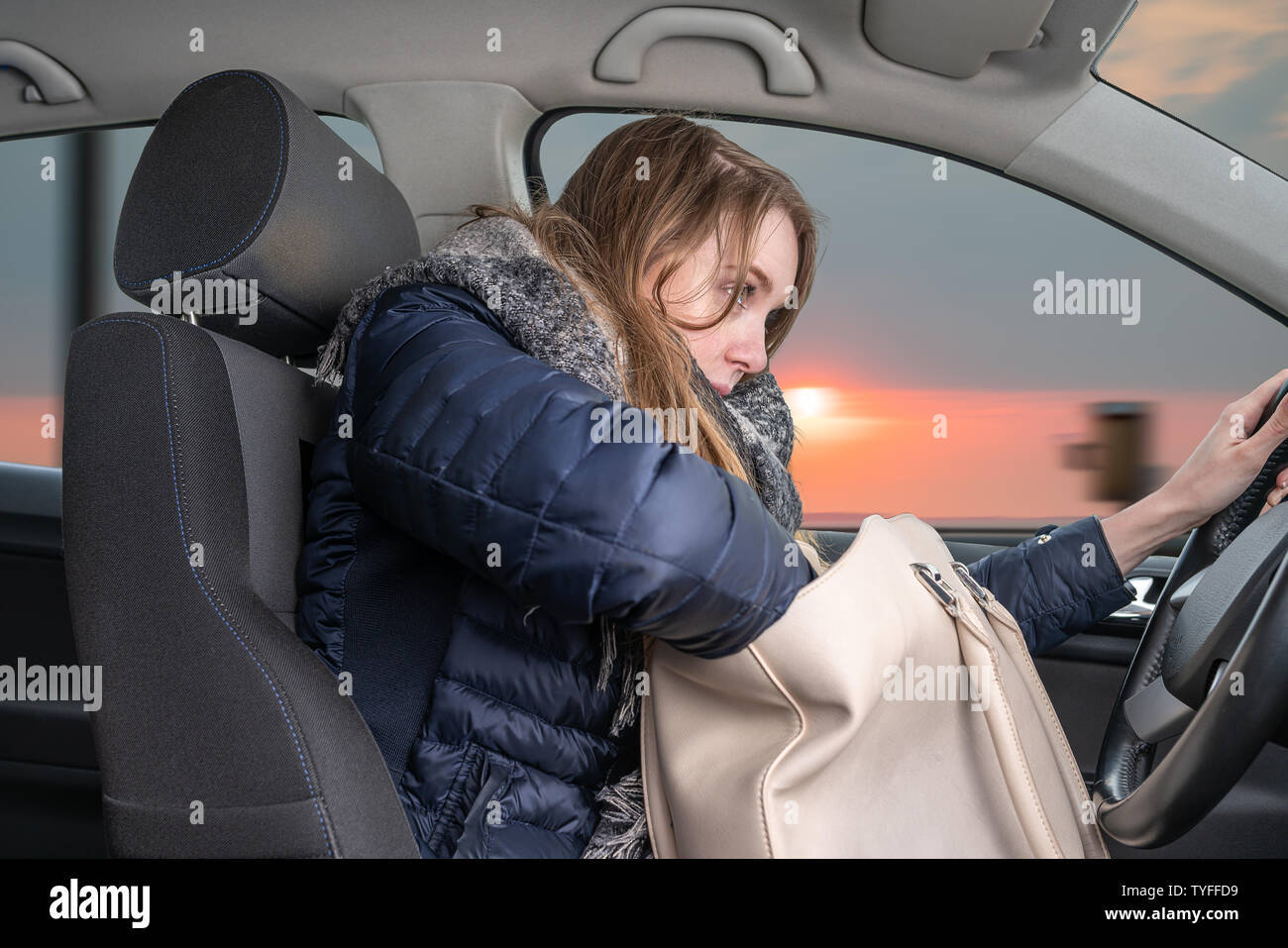 Junge Frau ist abgelenkt, während der Fahrt Auto Stockfoto