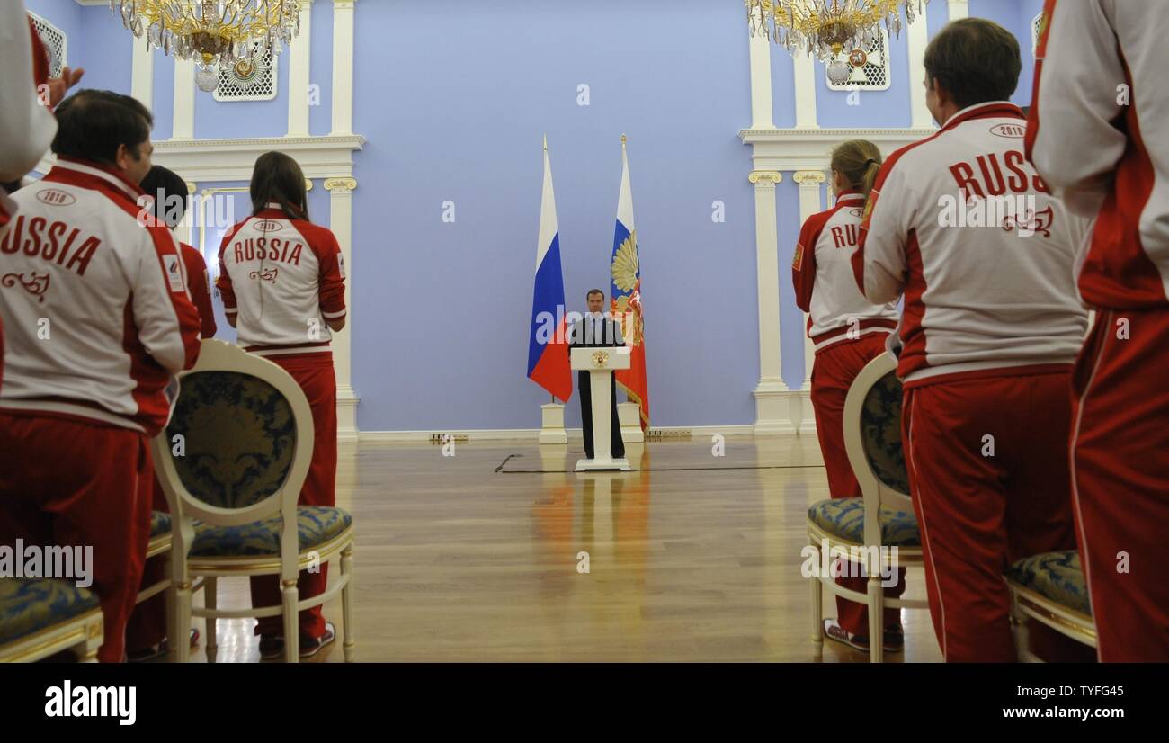 Der russische Präsident Dmitri Medwedew trifft sich mit nationalen Teilnehmer von Singapur 2010 Youth Olympic Games in seiner Residenz Gorki außerhalb von Moskau am 30. August 2010. UPI Foto/Alex Volgin.. Stockfoto