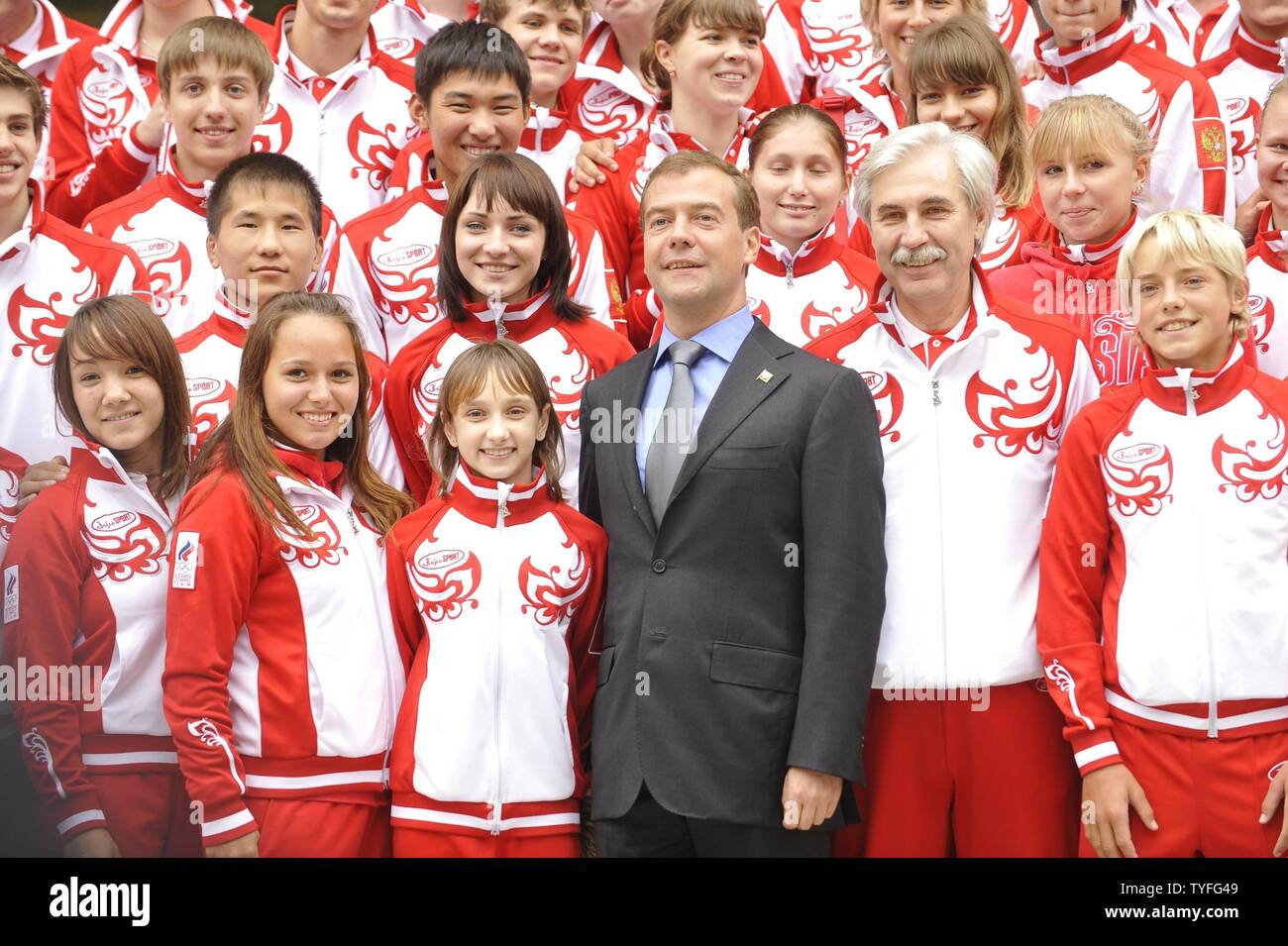 Der russische Präsident Dmitri Medwedew trifft sich mit nationalen Teilnehmer von Singapur 2010 Youth Olympic Games in seiner Residenz Gorki außerhalb von Moskau am 30. August 2010. UPI Foto/Alex Volgin.. Stockfoto