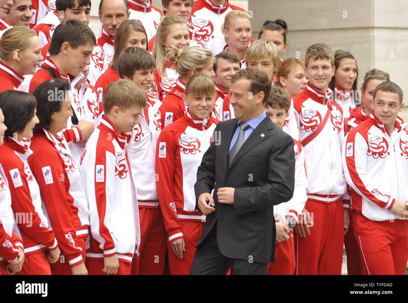 Der russische Präsident Dmitri Medwedew trifft sich mit nationalen Teilnehmer von Singapur 2010 Youth Olympic Games in seiner Residenz Gorki außerhalb von Moskau am 30. August 2010. UPI Foto/Alex Volgin.. Stockfoto