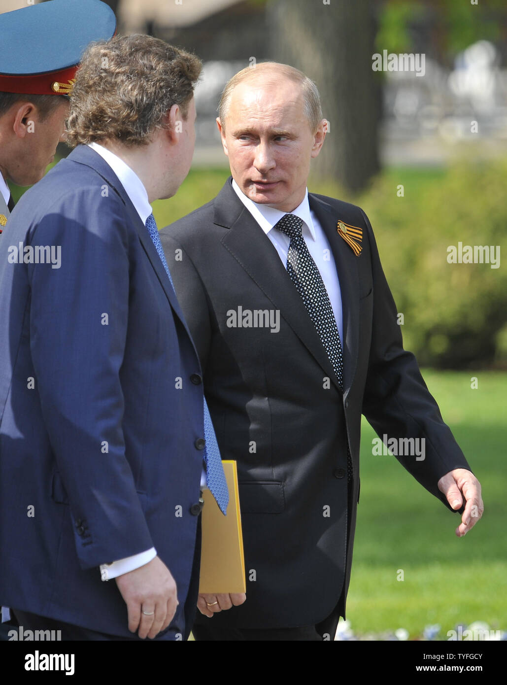 Der russische Präsident Wladimir Putin besucht eine Kranzniederlegung Zeremonie am Grab des Unbekannten Soldaten am Vorabend des Tag des Sieges Feiern zum Kriegsende in Moskau am 8. Mai 2012. UPI Stockfoto