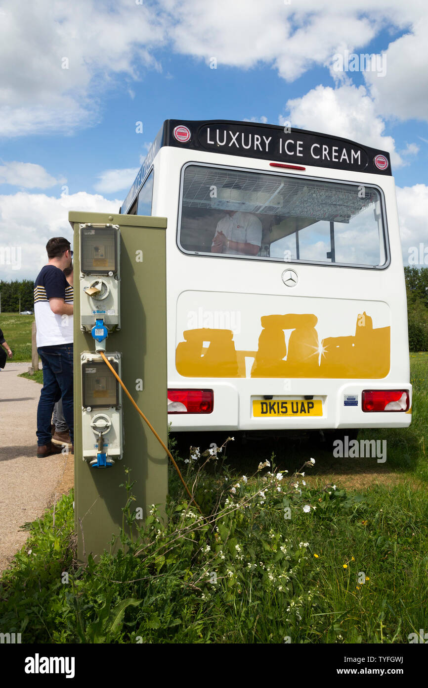 Ein Eis van, die elektrische Energie über das Netz Quelle, damit dieser seine fossilen Kraftstoff Motor keine Leerlauf/Laufen am Laufen halten. Stonehenge, Wiltshire, UK (109) Stockfoto