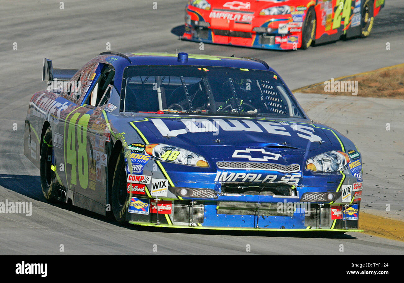 Jimmie Johnson führt Mannschaftskamerad Jeff Gordon, die in den Lauf der U-Bahn 500 bei Martinsville Speedway in Martinsville, VA am Okt. 21, 2007. Johnson auf ging, das Rennen zu gewinnen. (UPI Foto/Karl B. DeBlaker) Stockfoto