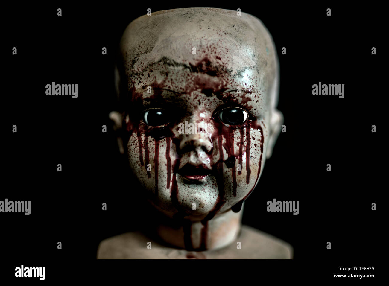 Creepy blutigen Puppe in der Dunkelheit Stockfoto