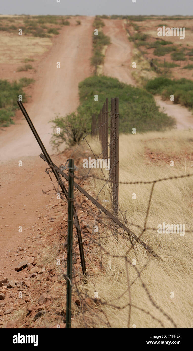 Straßen auf beiden Seiten der Grenze zwischen den Usa (links) und Mexiko. Juni 1, 2006 in Naco, Arizona. Der Zaun erscheint aus Platz durch ein Auto geschoben worden zu sein, die illegalen Grenzübertritte zu erleichtern. (UPI FOTO/DAS Befugnisse) Stockfoto