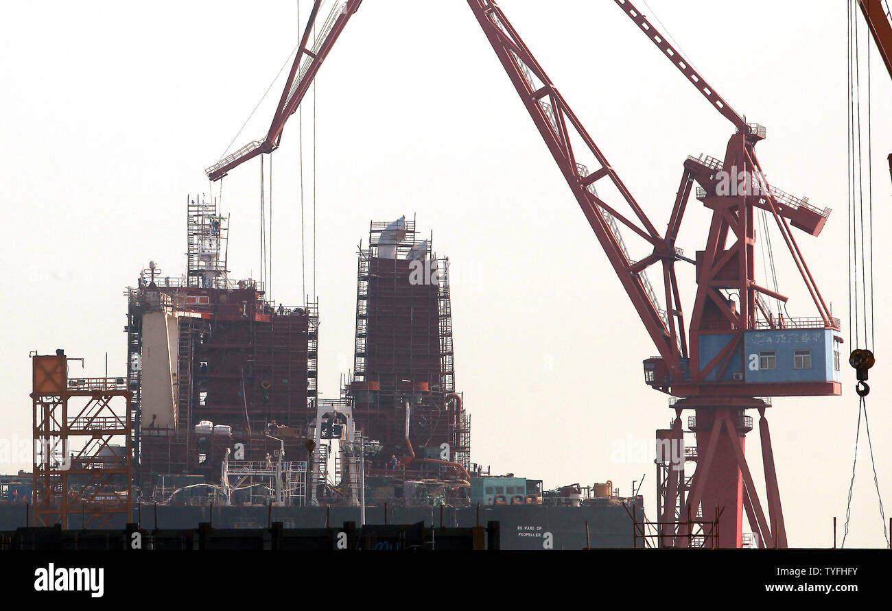 Schiffe sind auf massiven Guangzhou Longxue Schiffbau Konglomerat's Dockyard in Nansha, einer größeren Stadt in der südchinesischen Provinz Guangdong am 24. Oktober 2013 errichtet. Longxue zielt darauf ab, zu einem der führenden Werften der Welt wie China seinen Stoß führend im globalen Schiffbau zu werden erhöht. UPI/Stephen Rasierer Stockfoto