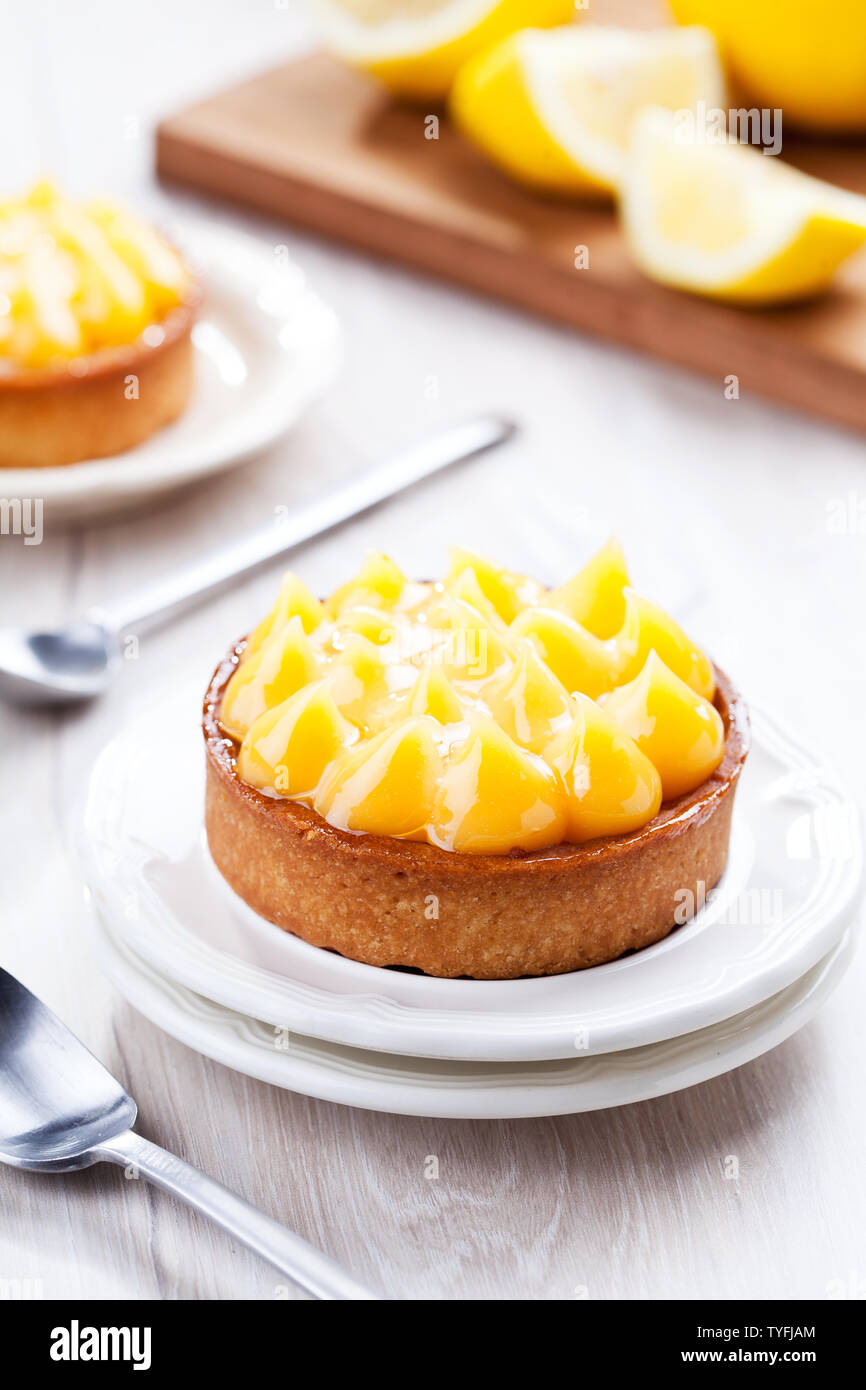 Nahaufnahme von einem hausgemachten Zitronenkuchen mit Bio Zitronen Stockfoto
