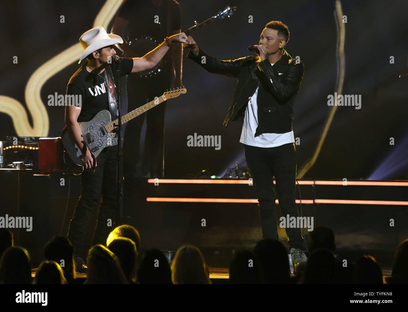 Brad Paisley und Kane Braun auf der 51. jährlichen Country Music Association Awards am 8. November, 2017 beim Bridgestone Arena in Nashville. Foto von John Sommers II/UPI Stockfoto