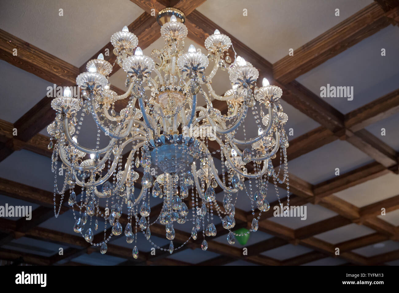 Kronleuchter Lampe schöne Luxus teuer Kronleuchter hängt unter der Decke.  Die Lampe in der schönen Zimmer. Messing Kronleuchter mit Kristall.  Chandelie Stockfotografie - Alamy