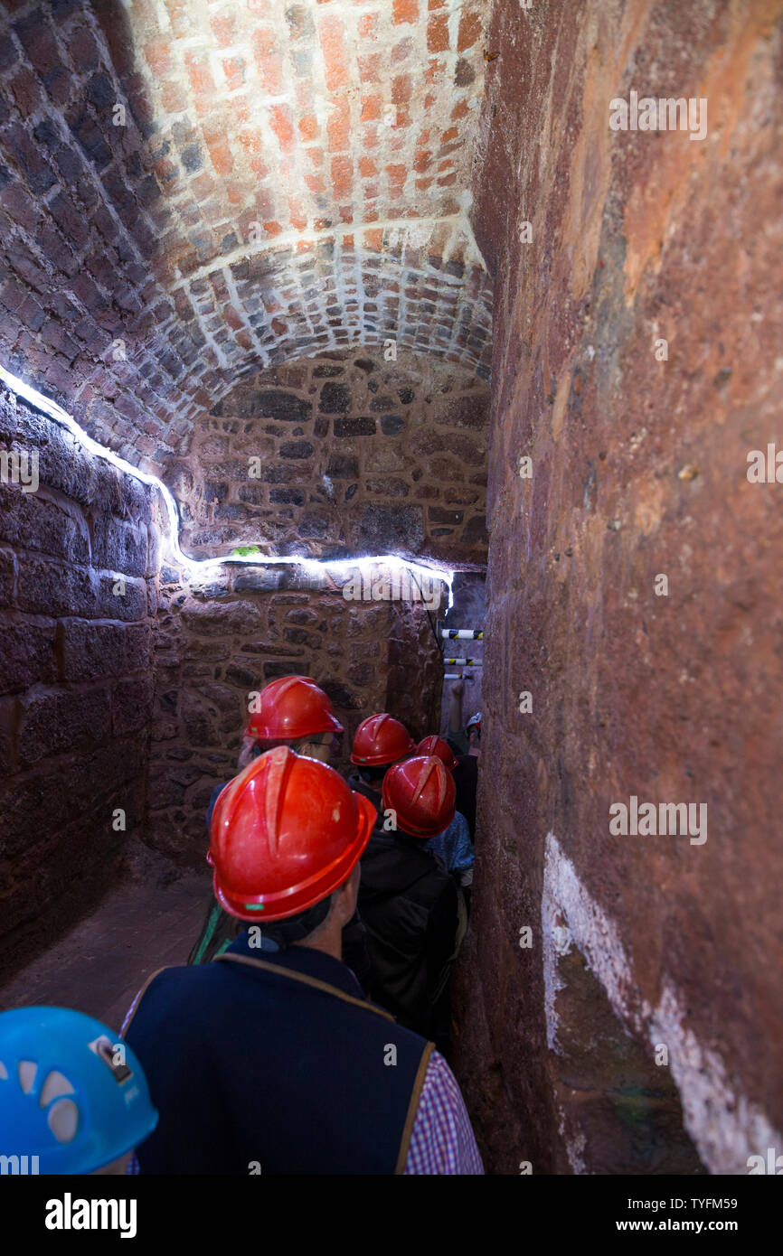Tour Gruppe folgen Sie dem Führer um unterirdische Gänge und Tunnel von Exeter, interessante Tour für die ganze Familie dieser alten Schnitt und Abdeckung tunnel Netzwerk. Exeter. Großbritannien (109) Stockfoto