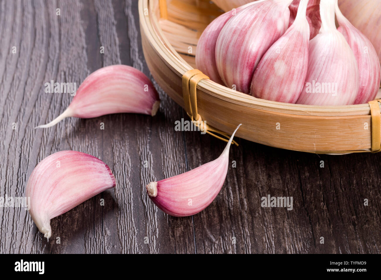 Knoblauch mit der haut Fotos und Bildmaterial in hoher Auflösung Alamy
