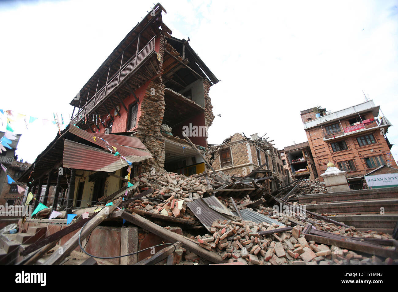 Eingestürzten Gebäude sind am 27. April 2015 gezeigt, nach einem 7,9 Erdbeben die Bereiche in Bhaktapur in der Nähe von Kathmandu, Nepal. Die Zahl der Todesopfer stieg mit mehr als 7.000 Verletzte nach dem massiven Erdbeben in Nepal am Samstag, den 25. April 2015 auf mehr als 3.000. Foto von sanjog Manandhar/UPI Stockfoto