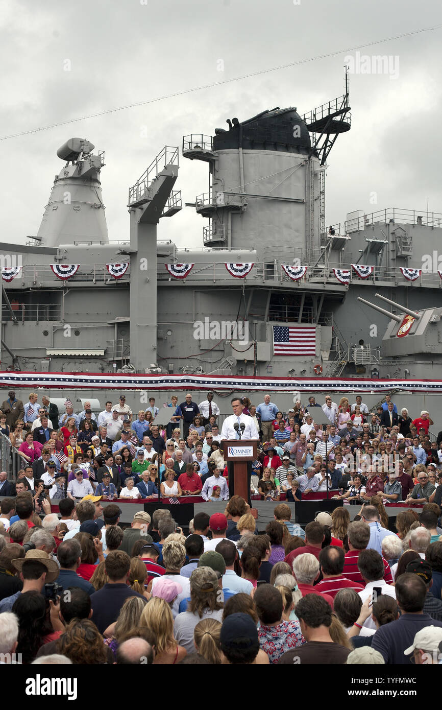 Der republikanische Präsidentschaftskandidat, der ehemalige Massachusetts reg. Mitt Romney führt. Rep. Paul Ryan (R-WI) als seinen Vizepräsidenten running mate am 11. August in Norfolk, Virginia 2012. UPI/Patrick McDermott Stockfoto