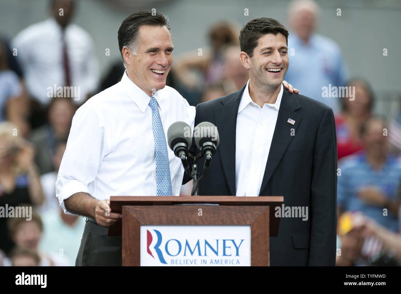 Der republikanische Präsidentschaftskandidat, der ehemalige Massachusetts reg. Mitt Romney führt. Rep. Paul Ryan (R-WI) als seinen Vizepräsidenten running mate am 11. August in Norfolk, Virginia 2012. UPI/Patrick McDermott Stockfoto