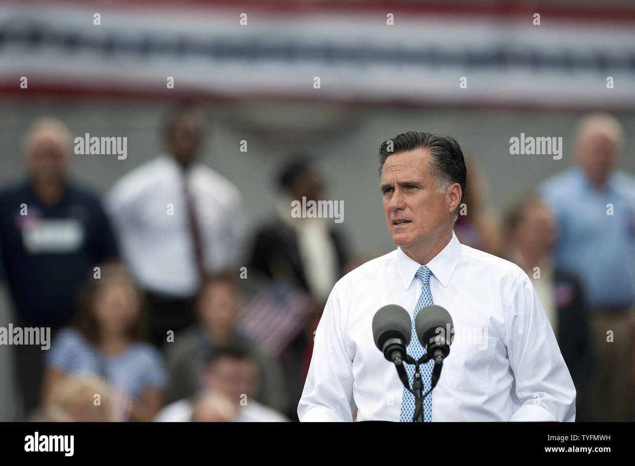 Der republikanische Präsidentschaftskandidat, der ehemalige Massachusetts reg. Mitt Romney führt. Rep. Paul Ryan (R-WI) als seinen Vizepräsidenten running mate am 11. August in Norfolk, Virginia 2012. UPI/Patrick McDermott Stockfoto