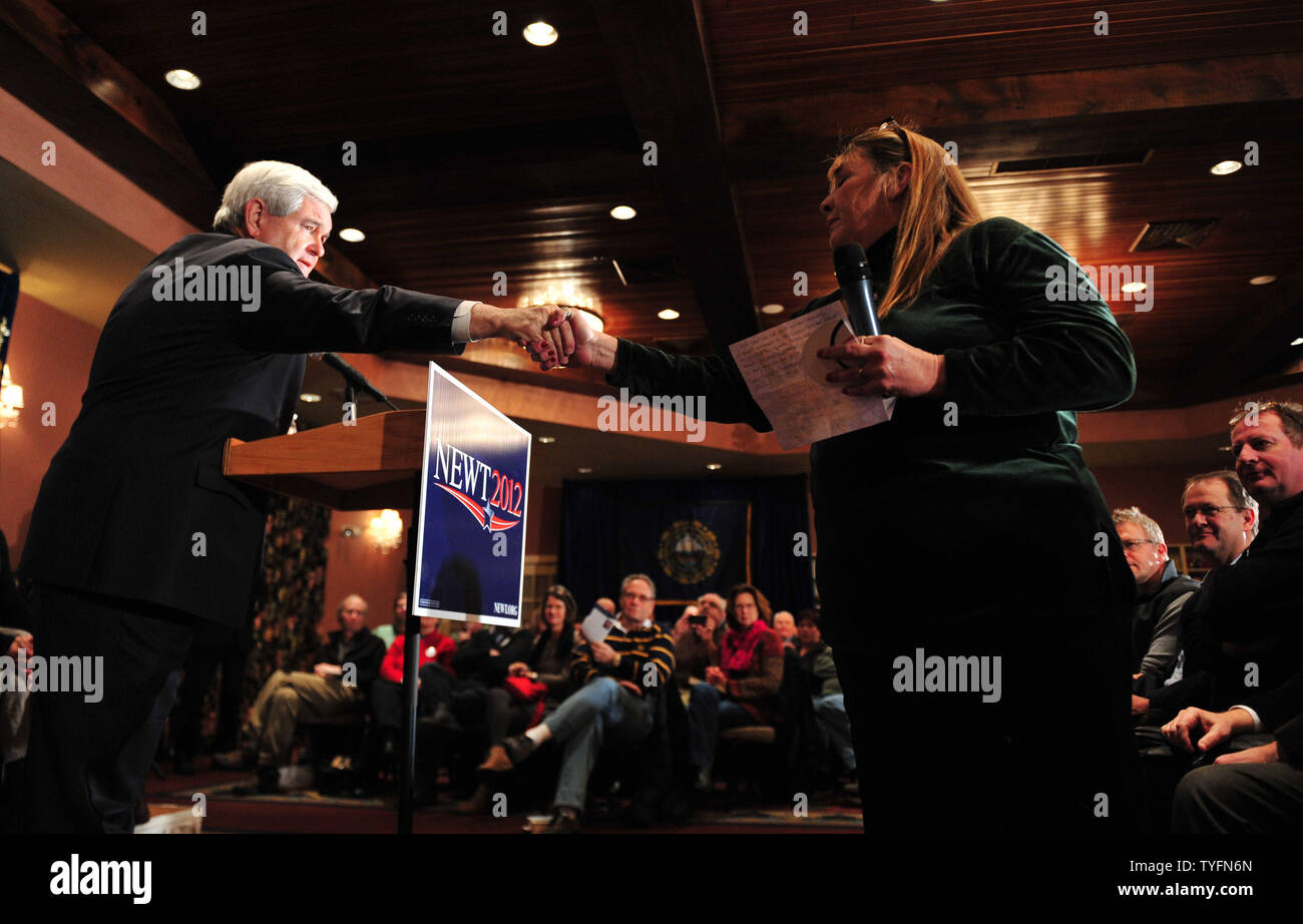 Der republikanische Präsidentschaftskandidat Newt Gingrich schüttelt Hände mit Blue Star Mutter Holly Tetreault von Meredith, New-hampshire an ein Town Hall Meeting in Meredith am 5. Januar 2012. Gingrich setzt sich im Vorfeld der New Hampshire Primaries. UPI/Kevin Dietsch Stockfoto