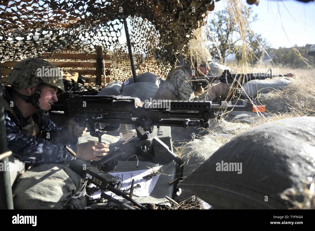 Hunter Liggett, Ca. (Nov. 6, 2016) - Seemann Jonathan Rosa und Petty Officer 2nd class Leroy Jimmy, sowohl Naval Mobile Konstruktion Bataillon 18 (NMCB 18) zurück Brand während eines Trainings Evolution als Teil eines Feldes Training übung zugewiesen (Ftx). NMCB 18 führt diese Ftx als Teil ihrer jährlichen Ausbildung Anforderung und Bereitstellung bereit zu halten. Stockfoto