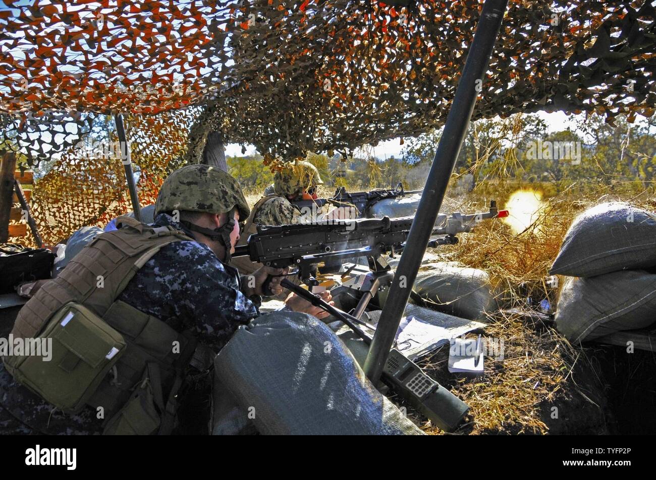 Hunter Liggett, Ca. (Nov. 6, 2016) - Seemann Jonathan Rosa und Petty Officer 2nd class Leroy Jimmy, sowohl Naval Mobile Konstruktion Bataillon 18 (NMCB 18) zurück Brand während eines Trainings Evolution als Teil eines Feldes Training übung zugewiesen (Ftx). NMCB 18 führt diese Ftx als Teil ihrer jährlichen Ausbildung Anforderung und Bereitstellung bereit zu halten. Stockfoto