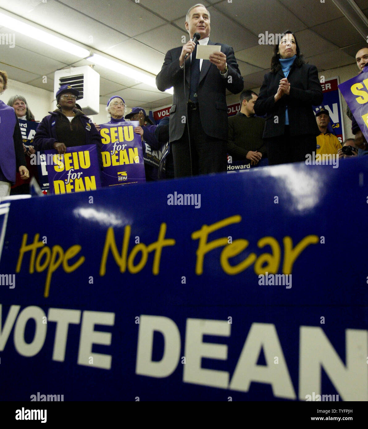 Demokratische Präsidentschaftskandidat reg. Howard Dean (D-VT) steht neben seiner Frau Dr. Judy Dean (rechts, schwarz) Ich danke bestimmten Freiwilligen für ihr Engagement für die Kampagne, als er eine Gruppe der Kampagne Freiwilligen, bei Dean für Amerikas Freiwillige Hauptsitz, mit nur zwei Tage, bis die New Hampshire Primaries, Sonntag, den 25. Januar 2004, Manchester, N.H. , USA (UPI Foto/Steven E. Frischling) Stockfoto