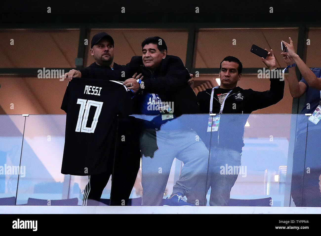 Diego Maradona sieht während der 2018 FIFA World Cup Gruppe D Match im Stadion in Nischni Nowgorod Nischni Nowgorod, Russland am 21. Juni 2018. Foto von Chris Brunskill/UPI Stockfoto