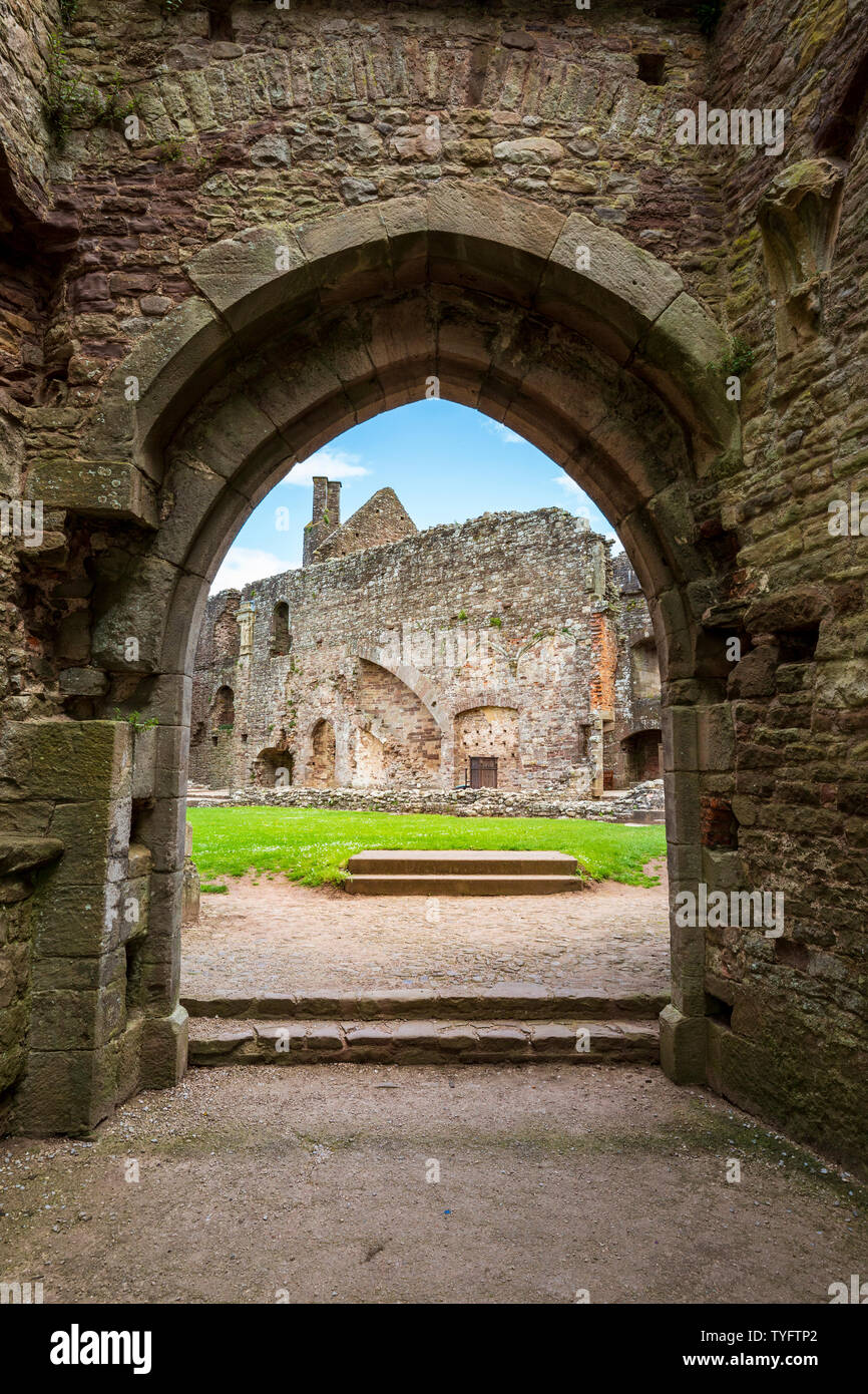 Der Blick durch das Südtor Bögen in den Fountain Court und Kapelle Raglan Castle, Wales Stockfoto