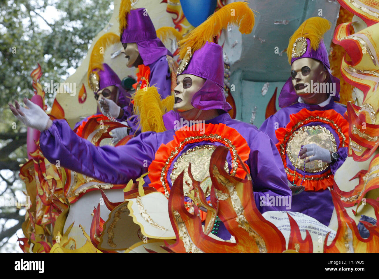 Maskierte Reiter auf der Rex-parade Perlen zu Zuschauer am Mardi Gras in New Orleans Februar 8, 2005 werfen. Tausende picnicked und feierte auf der Uptown Paradeweg Paraden am letzten Tag zu beobachten vor der Fastenzeit. (UPI Foto/A.J. Sisco) Stockfoto