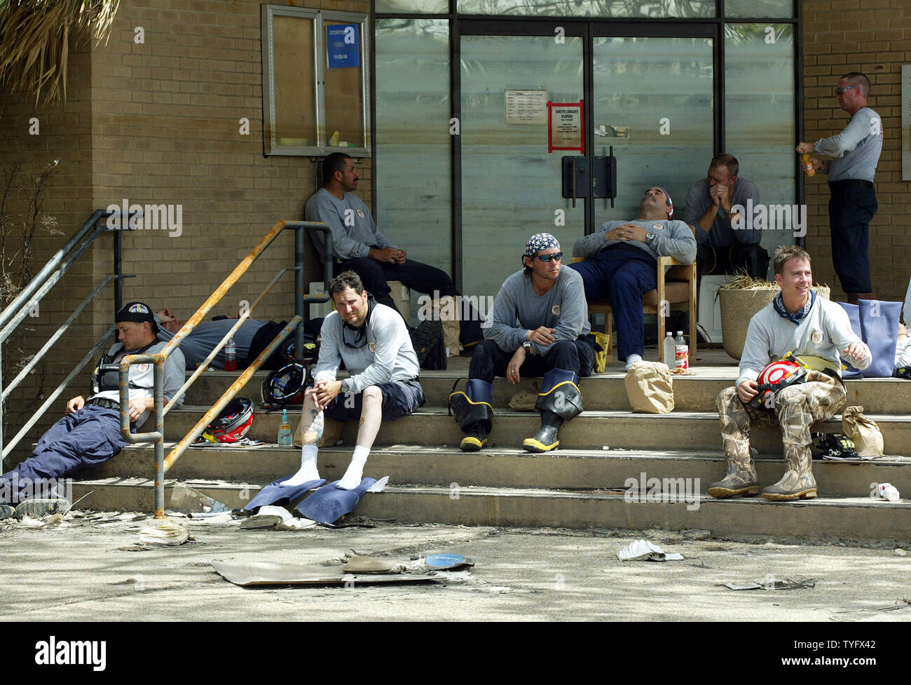 Mitglieder der South Florida Task Force 2, machen Sie eine Pause vom 90 Grad Hitze, Sept. 25, 2005, nach den ganzen Morgen auf der Suche nach menschlichen Überresten in der Lakeview Gegend von New Orleans. (UPI Foto/A.J. Sisco) Stockfoto