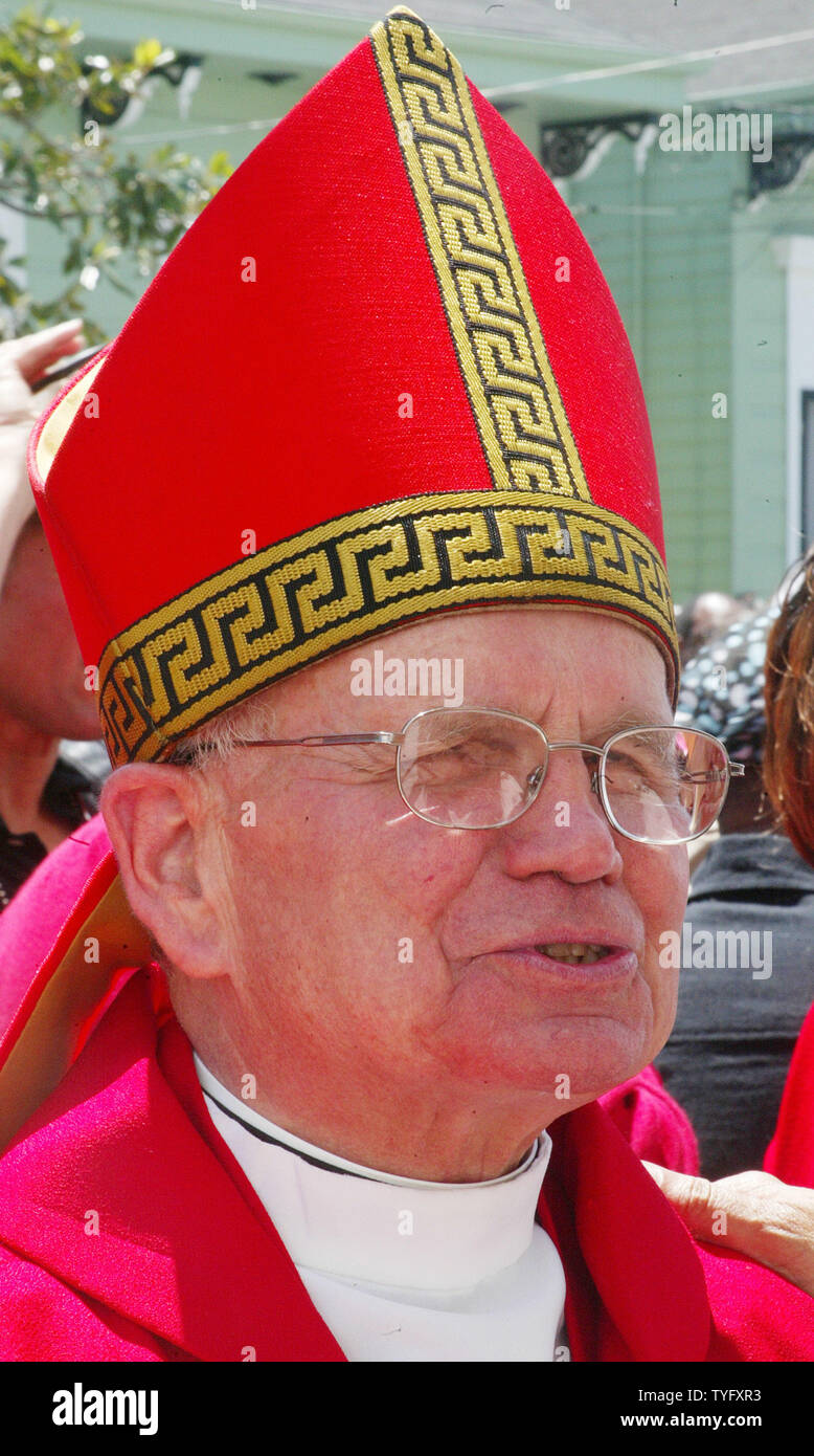 New Orleans Erzbischof Alfred Hughes grüßt Gemeindemitglieder in St. Augustinus Katholische Kirche in New Orleans am 9. April 2006. Die 164 Jahre alte Kirche, ein Zentrum von New Orleans Afrikaner und Kreolische Kultur, war wieder eingeweiht und am Palmsonntag wieder eröffnet. Die erzdiözese hatte versucht, St. Augustine mit einer benachbarten Gemeinde im Hurrikan Katrina zu verschmelzen. (UPI Foto/A.J. Sisco) Stockfoto